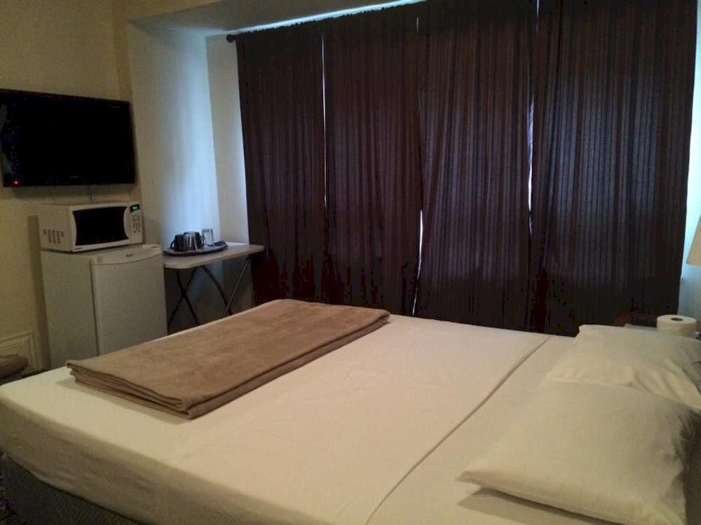 Adas Guesthouse โตรอนโต ภายนอก รูปภาพ