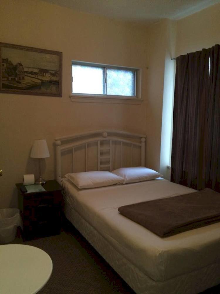 Adas Guesthouse โตรอนโต ภายนอก รูปภาพ