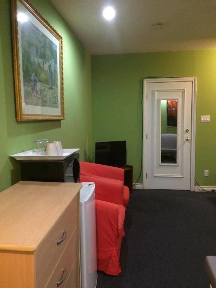 Adas Guesthouse โตรอนโต ภายนอก รูปภาพ