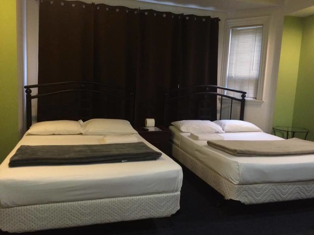 Adas Guesthouse โตรอนโต ภายนอก รูปภาพ