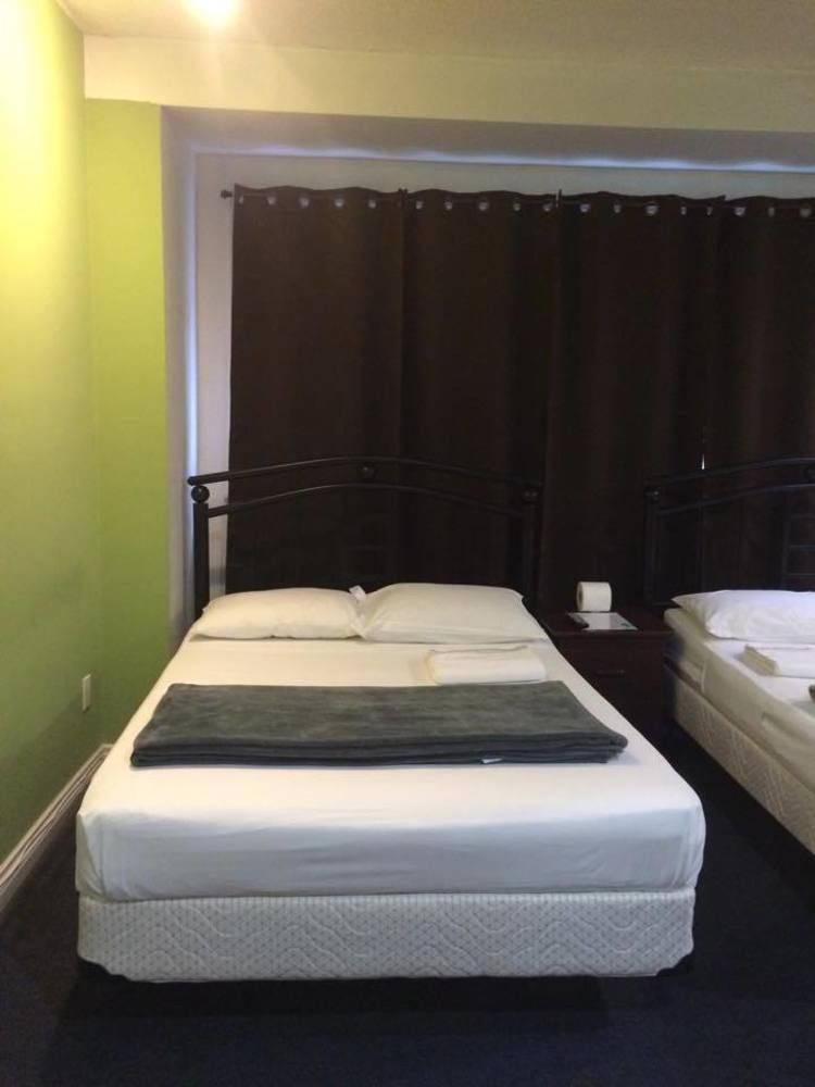 Adas Guesthouse โตรอนโต ภายนอก รูปภาพ