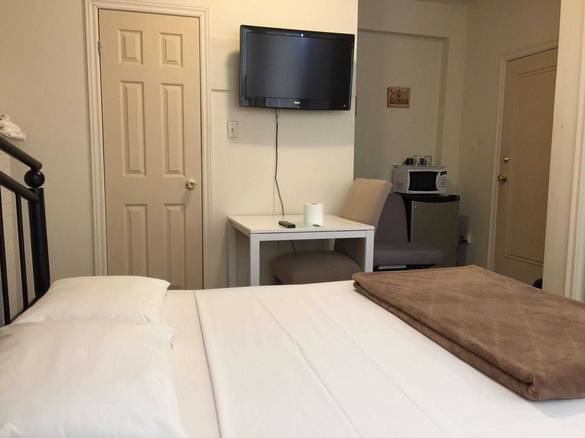 Adas Guesthouse โตรอนโต ภายนอก รูปภาพ