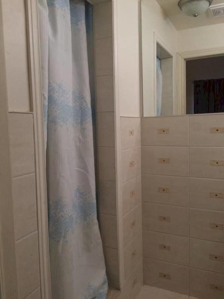 Adas Guesthouse โตรอนโต ภายนอก รูปภาพ