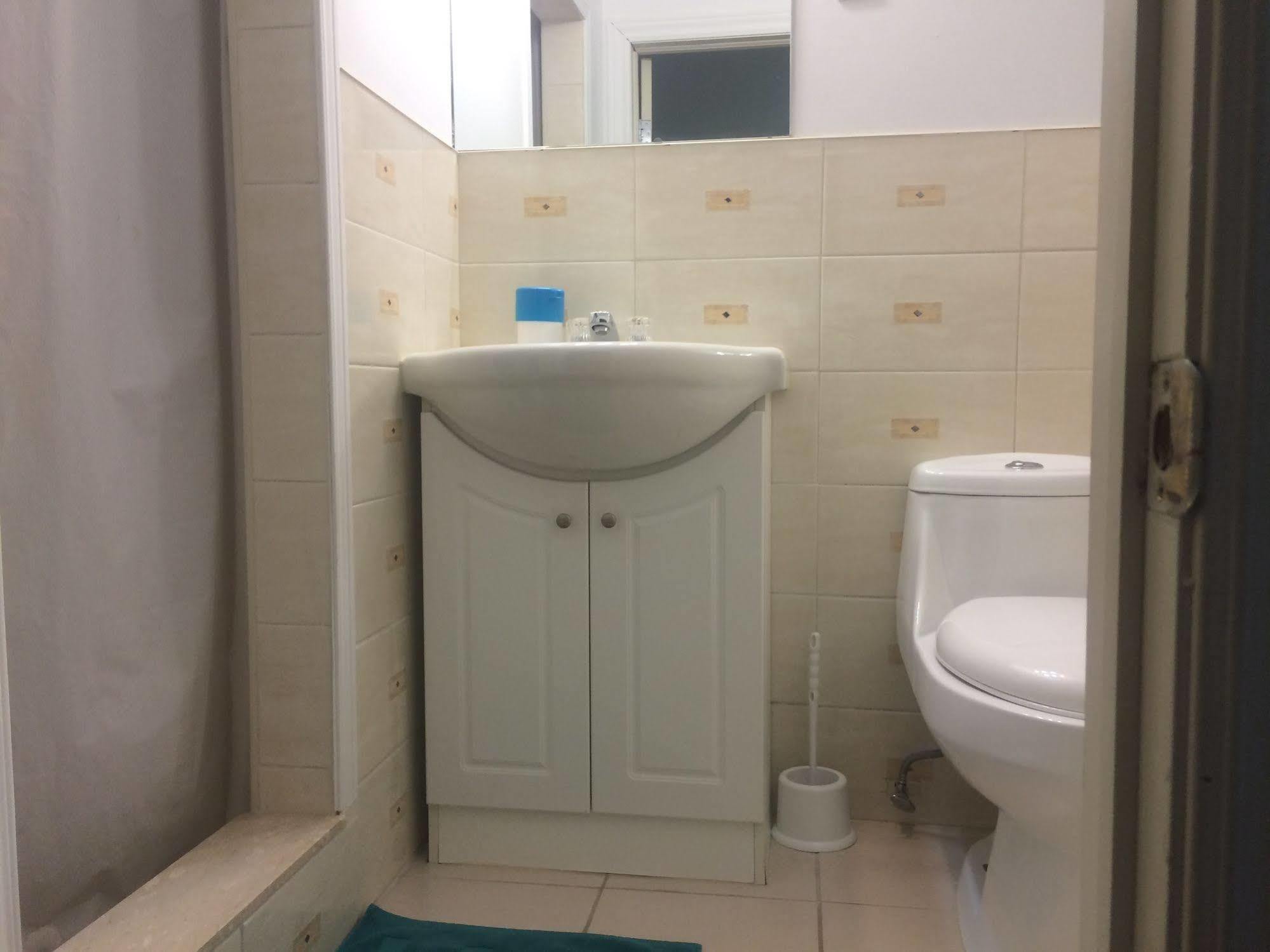 Adas Guesthouse โตรอนโต ภายนอก รูปภาพ