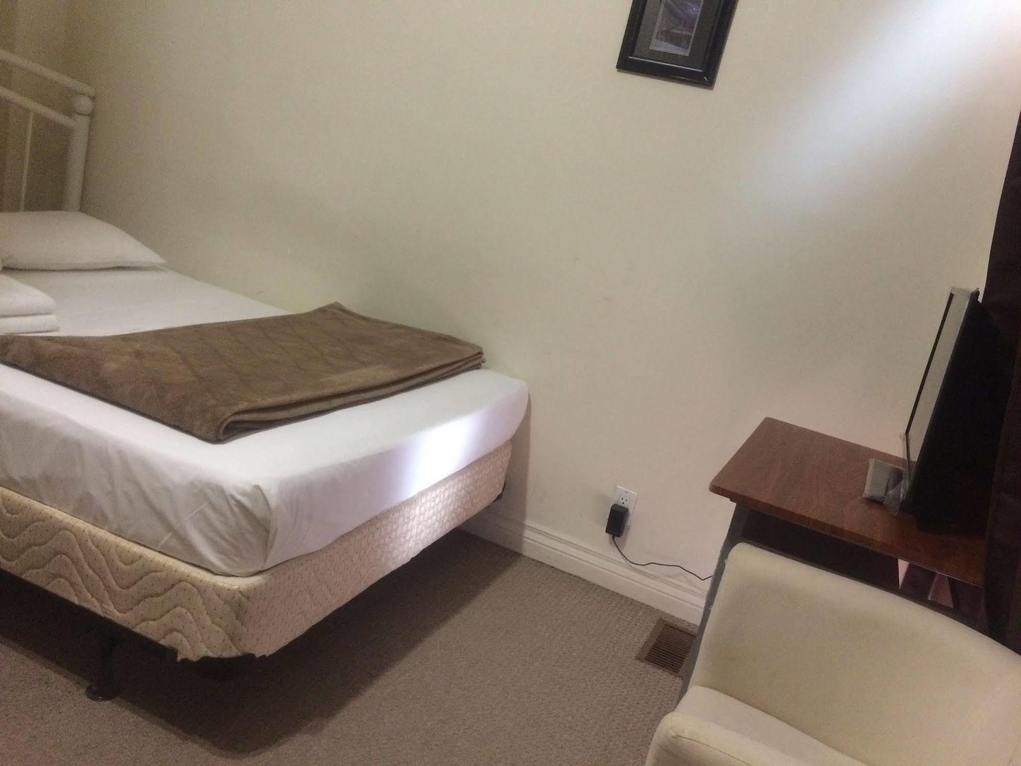 Adas Guesthouse โตรอนโต ภายนอก รูปภาพ