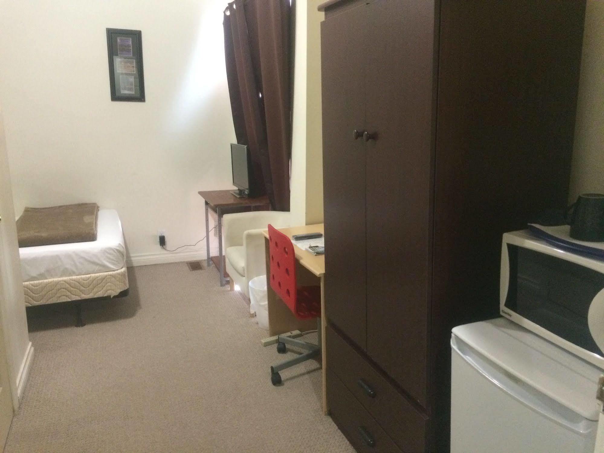 Adas Guesthouse โตรอนโต ภายนอก รูปภาพ