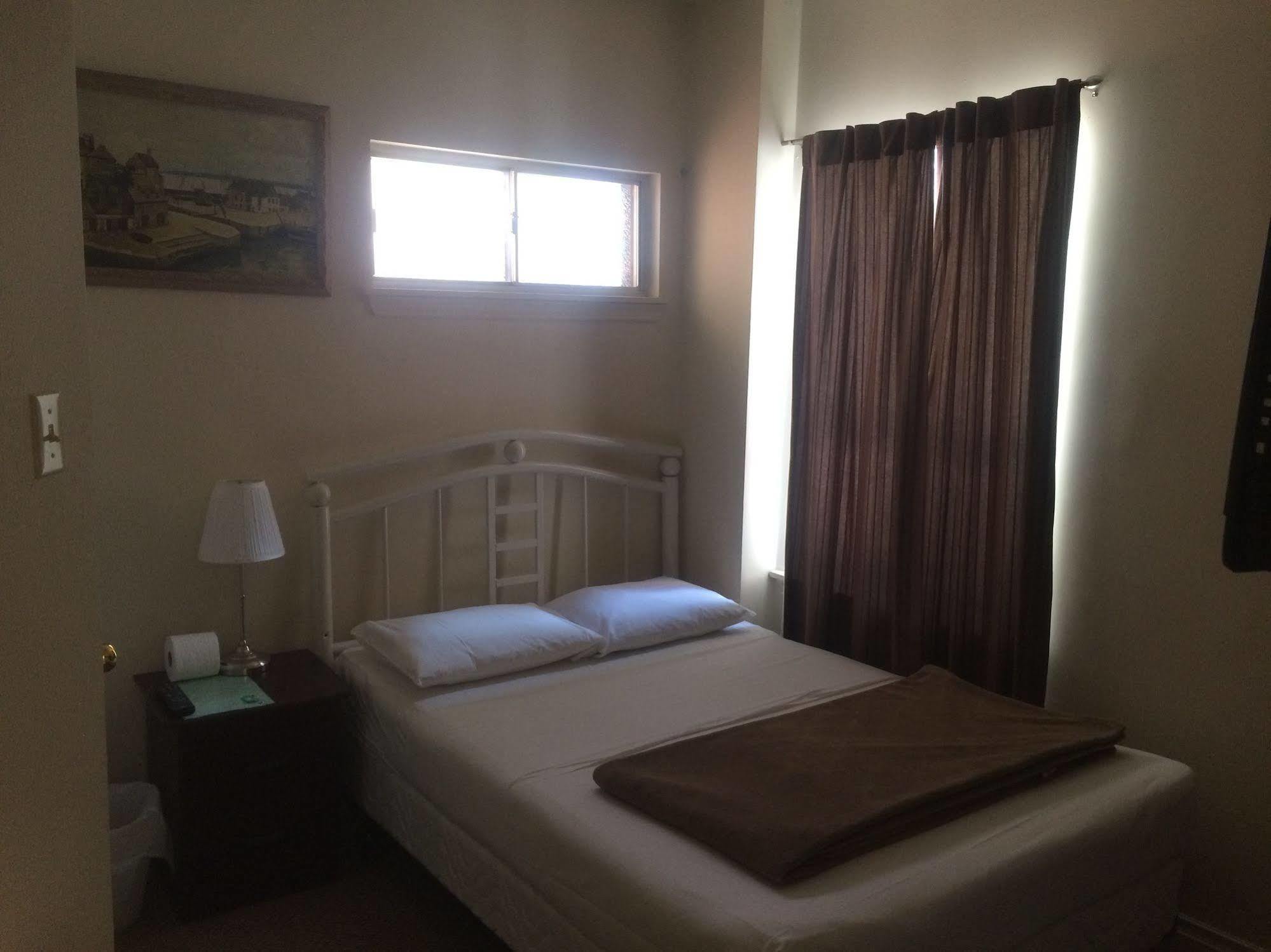 Adas Guesthouse โตรอนโต ภายนอก รูปภาพ