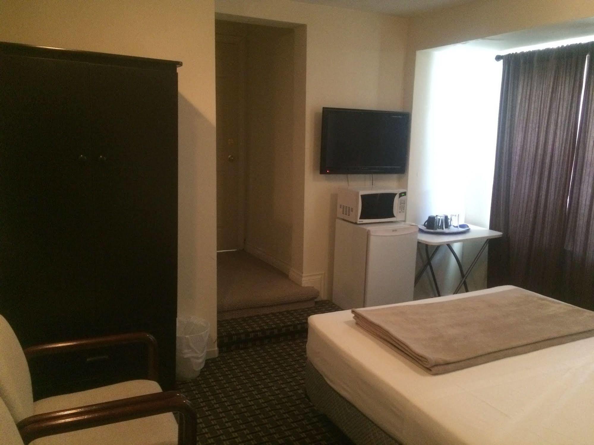 Adas Guesthouse โตรอนโต ภายนอก รูปภาพ