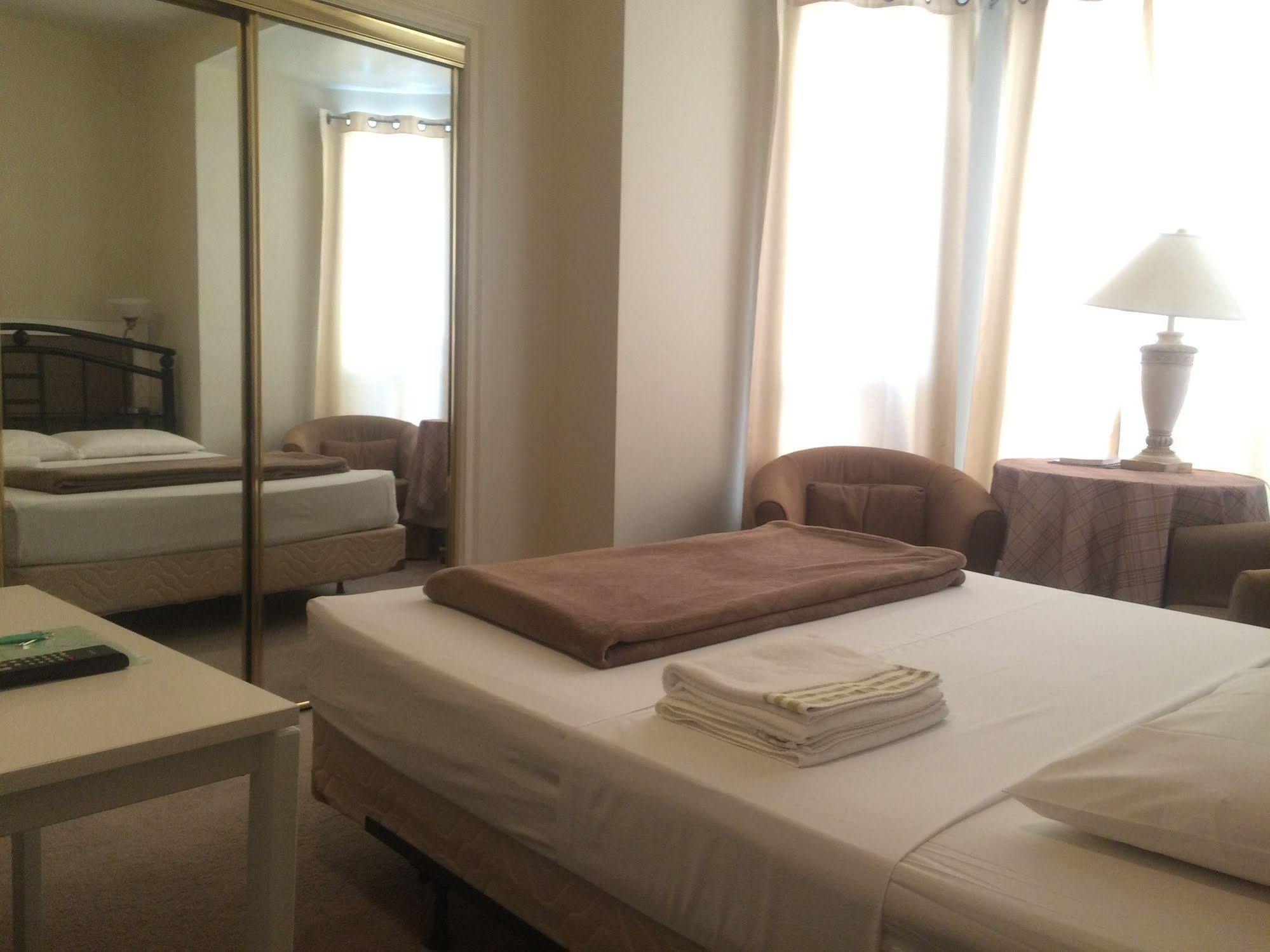 Adas Guesthouse โตรอนโต ภายนอก รูปภาพ