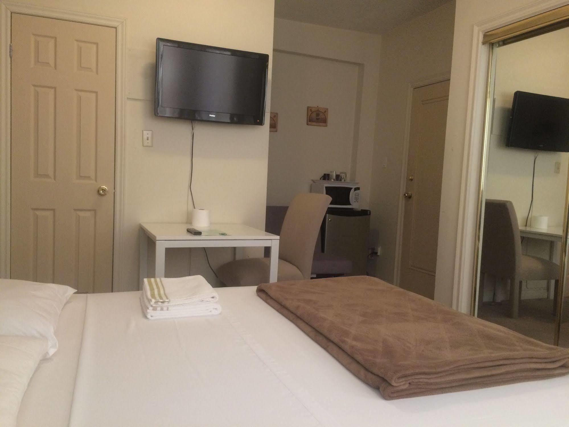 Adas Guesthouse โตรอนโต ภายนอก รูปภาพ